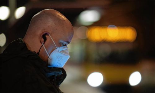 Spätestens zum Einstieg in den Bus gilt: FFP2-Maske über Mund und Nase ziehen. Die Ordnungsbehörden, aber auch die Betreiber des Nahverkehrs und lokale Geschäfte, verzeichnen in Rosenheim keine nennenswerten Verstöße gegen die Maskenpflicht. Foto dpa