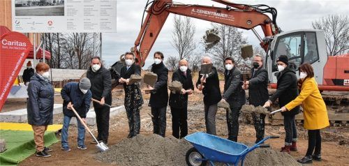 Spatenstich im Rosenheimer Gewerbegebiet Oberfeld: Vertreter der Caritas und der hiesigen Politik geben den Startschuss für den Neubau der Wendelstein Werkstätten. Fotos Schlecker