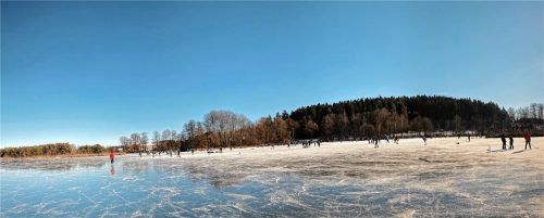 Spiegelglatt und ohne Schneeschicht: Am Rinssee herrschten am Wochenende ideale Eislaufbedingungen. Hunderte von Schlittschuhfahrern waren auf dem See unterwegs, trotz der vergleichsweise dünnen Eisschicht. Foto Ziegler