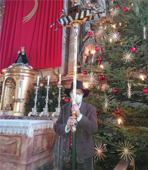Stangenträger Leo Dettendorfer mit der Schiffleutstange auf seinem Platz neben dem Altar. Eine Messe im Gedenken an verstorbene Mitglieder ersetzte die entfallene Jahresversammlung. Foto Steffenhagen