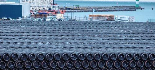 Stehen schon bereit: Rohre für den Bau der Erdgaspipeline Nord Stream 2 werden im Hafen Mukran auf der Insel Rügen gelagert.Foto dpa