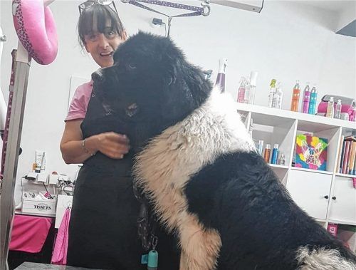 Stella Cimarelli mit Fred vor der Schließung des Hundesalons in Kolbermoor. Foto re