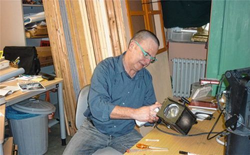Theaterunternehmer, Regisseur und Bühnentechniker in einer Person: Jörg Herwegh in seiner Theaterwerkstatt in Wasserburg. Foto Janeczka