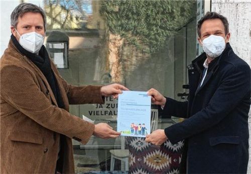 Übergabe der Urkunde: Kulturamtsleiter Wolfgang Hauck (rechts) und Christian Hlatky von den Vielfaltsgestaltern. Auch im kommenden Sommer soll für Kulturschaffende wieder ein Raum in einem Leerstand in der Rosenheimer Innenstadt bereitgestellt werden.Foto Startklar