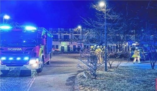 Um 6.25 Uhr rückten die Feuerwehren am Samstag zu einem Bad Aiblinger Alten- und Pflegeheim aus. Ein Mann hatte eine Matratze angezündet. Fotos  Feuerwehr Bad Aibling