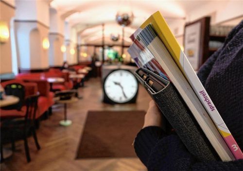 Unterricht in Cafés, Turnhallen und Kirchen: In Wien gibt es seit Beginn des Lockdowns die sogenannten „Fliegenden Lerncafés“. Ähnliche Ideen gibt es auch in Rosenheim. Foto Café Museum/Sandra Felber
