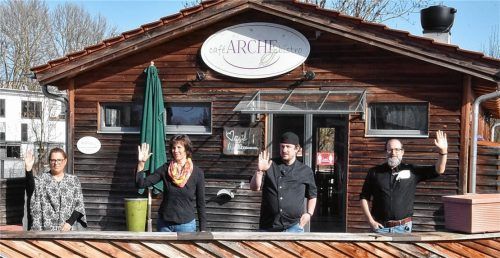 Verabschieden sich von zehn Jahren „Arche“: (von links) Manuela Oberberger, Marianne Hangl, Begleitkoch Tobias Mayer und Leiter Stefan Petzold. Foto Schlecker