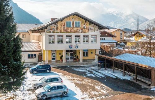 Vermutlich bald das neue Ziel für viele Marquartsteiner Schüler: das Hauptportal der Grund- und Mittelschule Unterwössen an der Wetterkreuzstraße. Foto Flug