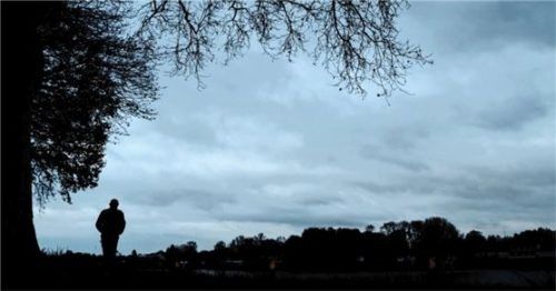 Versinken im Corona-Blues: Die dunkle Jahreszeit schlägt heuer bei vielen Menschen noch mehr auf die Seele. Foto dpa, re