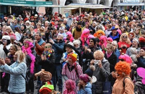 Viele Menschen drängten sich beim Faschingstreiben im Jahr 2019 auf dem Max-Josefs-Platz. Foto Schlecker