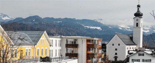 Vier Bewohner und fünf Mitarbeiter des Seniorenzentrums „Pur Vital“ in Oberaudorf (Mitte) wurden positiv auf das Coronavirus getestet. Foto Schmidt