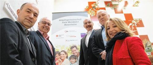 Virtuelle Stabsübergabe: (von links) Anton Reiser (Arbeiterwohlfahrt), Erwin Lehmann (Caritas-Verband), Stefan Müller (Bayerisches Rotes Kreuz), Klaus Voss (Diakonie Rosenheim) und Marianne Guggenbichler (Deutscher Paritätischer Wohlfahrtsverband).Foto re