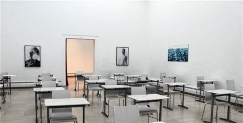 Von der Galerie zum Klassenzimmer: Rosenheims städtische Galerie diente im November und Dezember 2020 zum als Unterrichtsraum für den Abschlussjahrgang am Sebastian-Finsterwalder Gymnasium.