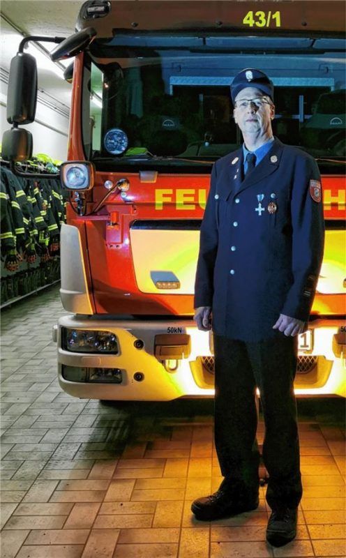 Vor dem Löschfahrzeug der Pullacher Feuerwehr: Kommandant Josef Hofmann. Foto re