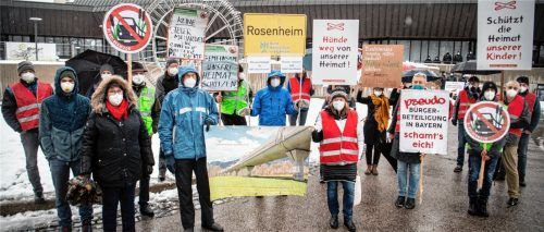 Während im Rosenheimer Kultur- und Kongress-Zentrum die Ergebnisse des abgeschlossenen Raumordnungsverfahrens zum Brenner-Nordzulauf vorgestellt wurden, protestierten vor dem Kuko Demonstranten gegen den Bau des neuen Verkehrsweges. Foto dpa