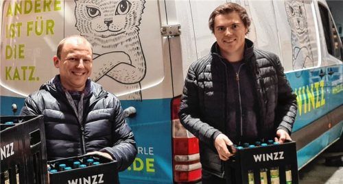 Wegen Corona ungewollt viel Zeit hatten Stefan Staudinger (links) und Manuel Scheyerl von SAS Event in Albaching. Die Veranstaltungsbranche fiel von 100 auf null. Die Zwangspause nutzten die findigen Köpfe, um eine lang gehegte Idee auf den Weg zu bringen. Nun gibt es ihre Weinschorle „Winzz“ im Getränkehandel zu kaufen.Foto SAS