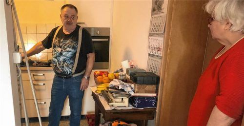 Wenn selbst der Schlangenexperte der Feuerwehr ratlos ist: Andreas Paukert empfiehlt hier gerade Angelika Güngerich, die ohnehin schon ausgeräumte Einbauküche abmontieren zu lassen, um an das Versteck der Schlange zu kommen. Fotos  Lagler/Paukert