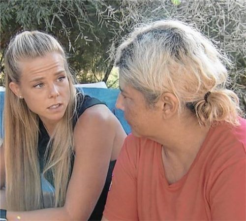 Zoff im eigenen Team: Trainerin Petra Arvela (links) im Gespräch mit der Rosenheimerin Baksi Ornella. Fotos Sat1