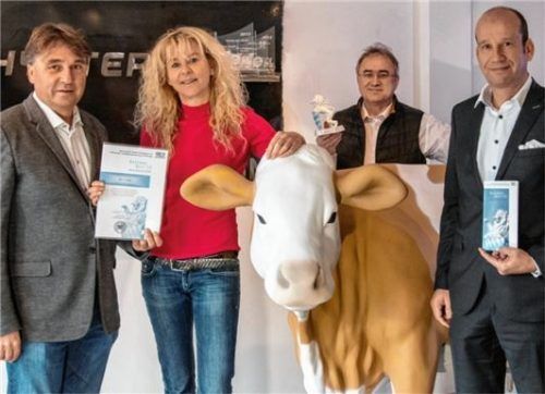 Zu „Bayerns Best 50“ gehört die Eder GmbH Tuntenhausen. Die Geschäftsführer Peter Eder, Georg Pfeilschifter und Gregor Ries (von links) und Angela Eder erhielten die Auszeichnung von Wirtschaftsminister HubertAiwanger im Corona-Jahr mit der Post.