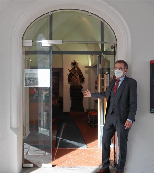 Zugang zur Geschichte Rosenheims: Der Leiter des städtischen Museums, Walter Leicht, vor dem Eingang seines Hauses. Fotos Seeberg