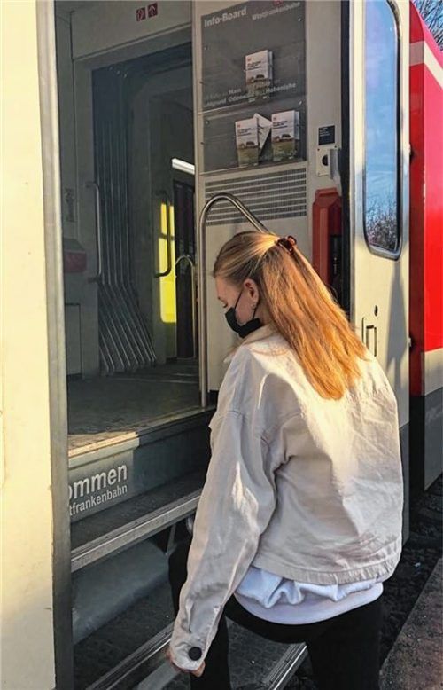 Zugfahren statt im Auto düsen heißt es für Sarah Kirchhoff aus Aschau. Fotos elk