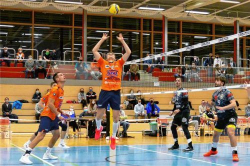 Zuspieler Alex Brandstetter wird auf Mühldorfer Seite wieder gefordert sein, um seinem Pendant auf Gafinger Seite, Fabian Wagner, die Stirn zu bieten. Auf dem Bild bedient er Mittelblocker David Fecko, auf Grafinger Seite lauern Thomas Stretz und Michael Zierhut. Foto  Rainer Press