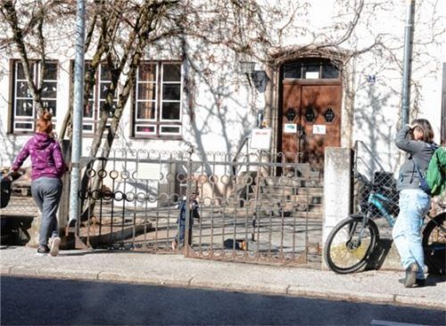 Zwei Frauen warten am Zaun der Schule in Bad Endorf auf ihre Kinder.