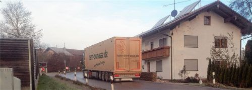 1230 Lkws nur Meter neben Bett und Küchenbank zählten die Aigner und Niedernburger bei der letzten Sperrung der B15 in zwölf Stunden. Ihnen graut es jetzt schon vor der viermonatigen Sperrung der B15 ab Anfang Juni. Foto privat