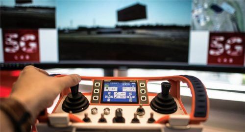 5G in der Industrie: Eine Fernbedienung für einen 200-Tonnen-Kran steht im Vodafone 5G-Labor. Der neue Mobilfunkstandard kann in Zukunft die Kommunikation von Maschine zu Maschine ermöglichen. Fotos  dpa/privat