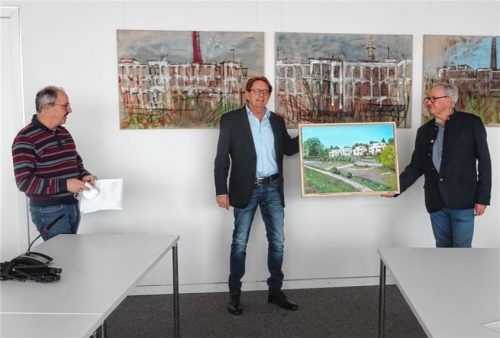 600 Euro hat die Quest AG für das selbst gemalte Bild geboten: Bürgermeister Peter Kloo (links) mit Dieter (Mitte) und Nik Kannengießer nach dem Öffnen der Gebots-Umschläge im Rathaus. Foto Poitsch