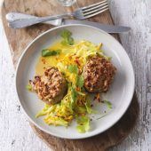 Schweinemedaillons mit Erdnusskruste und Spitzkohl-Kürbis-Salat