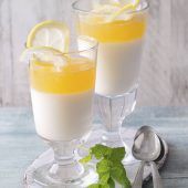 Buttermilch-Panna-Cotta mit Zitronen-Honig-Spiegel