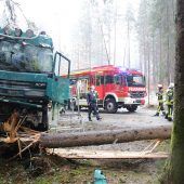 Sattelzug prallt gegen Kieslaster