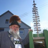 Der Maibaum als Vogelklo