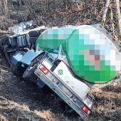 Milch-Lastwagen auf der A8 verunglückt – Fahrer (47) leicht verletzt