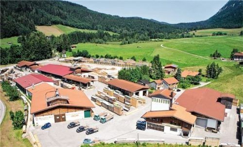 Ab 1976 gab es das neue Sägewerk in Inzell/ Sterr (Richtung Adlgaß) das weitaus mehr Ausdehnungsfläche bot als die Anlage im Dorf.