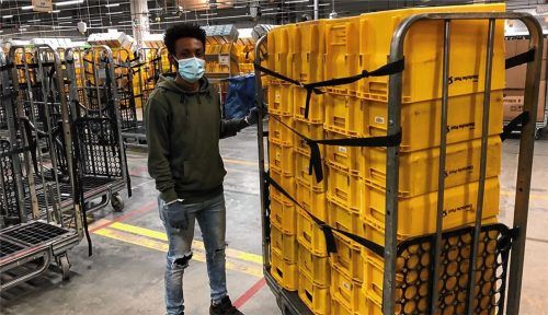 Abdisamad Osman Ahmad (20) kommt aus Somalia, wohnt in Kolbermoor und arbeitet seit April 2020 im Briefzentrum. Foto re