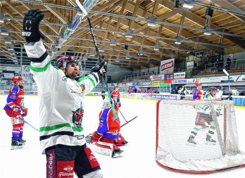 Alexander Höller jubelt über sein Tor in Peiting. Rechts Kevin Slezak, der in der Overtime für die Entscheidung sorgte. Foto  Christian Butzhammer
