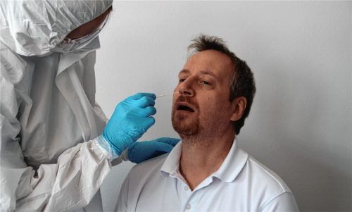 Alle naselang ein Test: Christian Mayer, für die Organisation der Schnelltests zuständig, lässt sich in Rosenheim von Elisabeth Böhm einen Abstrich aus der Nase machen. 15 Minuten später ist das Testergebnis da. Foto Hadersbeck