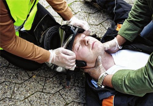 Als Ersthelfer ist es wichtig, den Helm eines bewusstlosen Motorradfahrers vorsichtig abzunehmen.Foto  Schemann