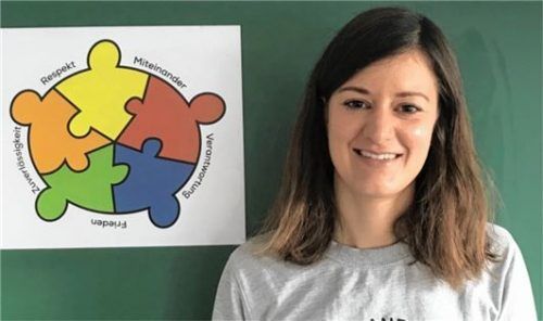 Als „Regisseurin“ leitete Klassenlehrerin Larissa Falk das Filmprojekt und ist mächtig stolz auf ihre Schüler.