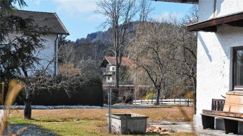 Am Mühlbach in Westerham sollen zwei Einfamilienhäuser und ein Doppelhaus entstehen. Noch sind aber Fragen bezüglich des Hochwasserschutzes offen. Foto Merk