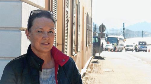 Andrea Zandron vor ihrem Friseurgeschäft, im Hintergrund die Grenzabfertigung in Kiefersfelden.Foto hoffmann