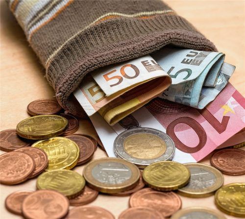 Anlage mit hohem Zinssatz statt Geld im Sparstrumpf: Dadurch soll eine Frau aus Rosenheim viel Geld verloren haben. Was wiederum einen Unternehmensberater (60) aus Rosenheim jetzt vor Gericht gebracht hat. Foto dpa