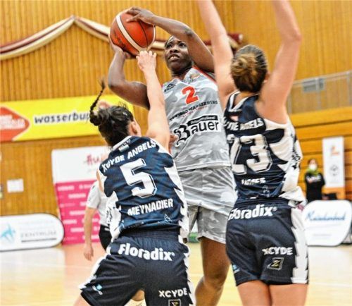 Auch von zwei Nördlingerinnen nicht zu bremsen: Kelly Moten, die 23 Punkte für Wasserburg erzielte. Foto  Gabriele Hörndl