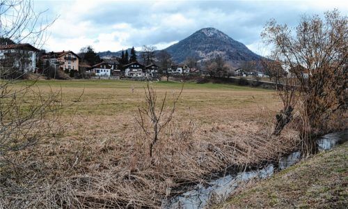 Auf dem „Gschwendtnerfeld“ sollen ein Supermarkt sowie ein Drogeriemarkt entstehen. Foto Lotter