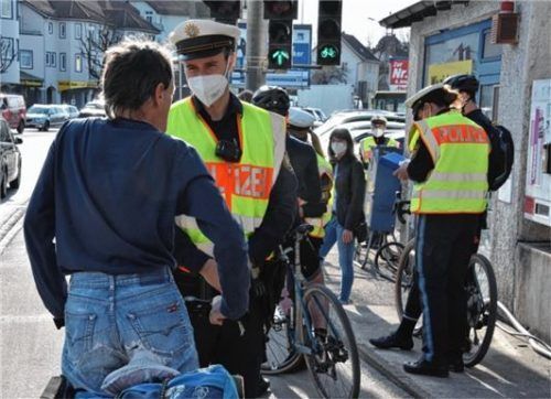 Aufklärungsarbeit: Polizist Michael Rottmüller weist einen Bürger darauf hin, dass geschoben werden muss.