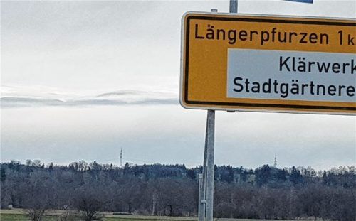 Aus Langenpfunzen wird Längerpfurzen: Dieses leicht abgeänderte Ortsschild hat eine Leserin auf dem Weg nach Langenpfunzen in Rosenheim entdeckt.Foto privat