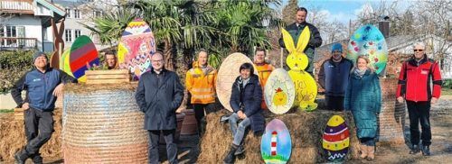 Bei den Aufbauarbeiten: (von links) Gärtnereileiter Gerd Schmidbauer, Gärtnereimitarbeiter Till Senftner, Bürgermeister Andreas Friedrich, die Gärtnereimitarbeiter Dieter Hohendorf, PriMa-Geschäftsführerin Andrea Hübner, Gärtnereimitarbeiter Robert Linner, Thomas Bugla und Christian Niedermayer sowie Projektleiterin Nina Mroczeck von Gliczinski und der Vorsitzende des Gewerbevereins PrienPartner, Dr. Herbert Reuther. Foto Prien Marketing