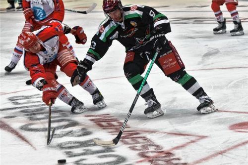 Bei den bislang zwei Aufeinandertreffen der Starbulls Rosenheim (rechts Kyle Gibbons) mit dem EC Peiting bleibt es vorerst auch.Foto Ziegler